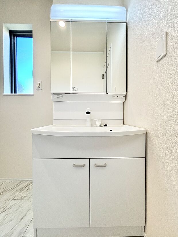 大きく見やすい三面鏡で清潔感ある洗面台は、身だしなみチェックや肌のお手入れにおすすめです。