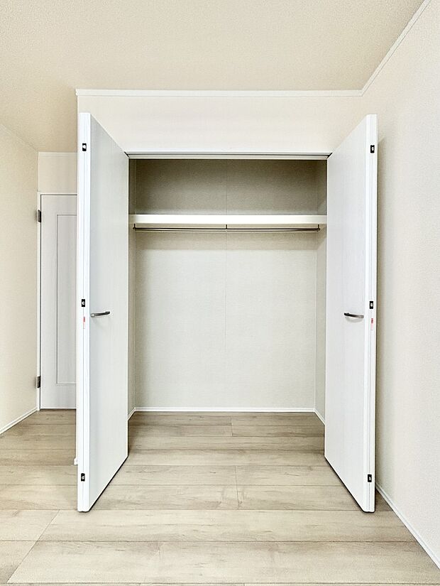 洋室のクローゼット。奥行きがあるので厚手の衣類もすっきり収まります。