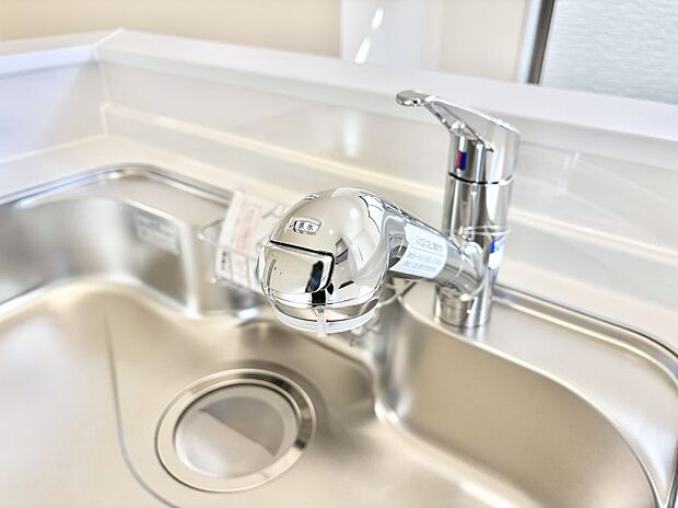 いつでも清潔なおいしいお水を。一つの水栓で水道水と浄水を使い分け。