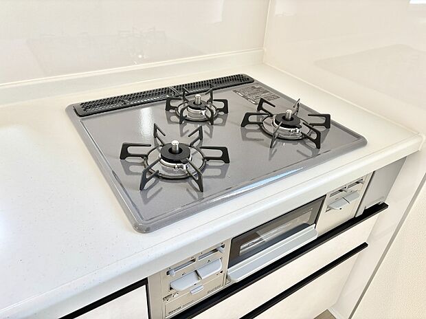 ガスコンロはＳｉセンサー搭載。火力調節や焦げ付き・消し忘れも防いでくれます。