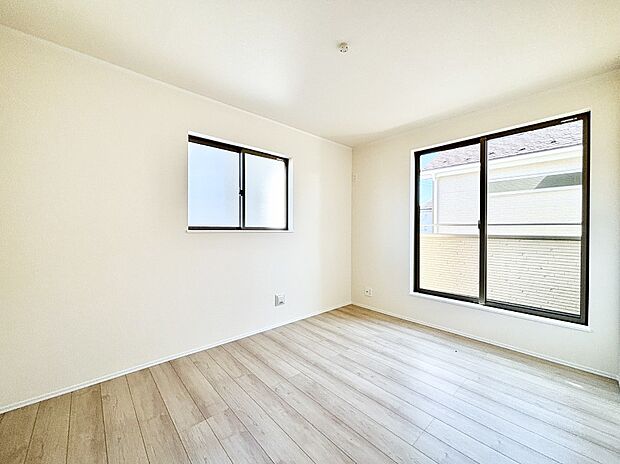 明るいバルコニーサイドに洋室を設置。目覚めの良い寝室に。 