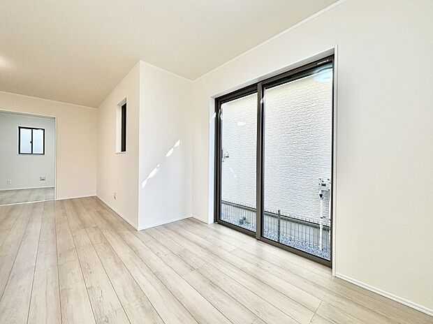 日当たりの良いリビング。お気に入りのグリーンを飾れば更に心地よさがアップ！