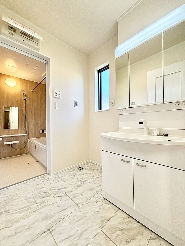 小窓がついているので湿気の多い場所でも換気が十分行えます。毎日の身支度を気持ち良く！