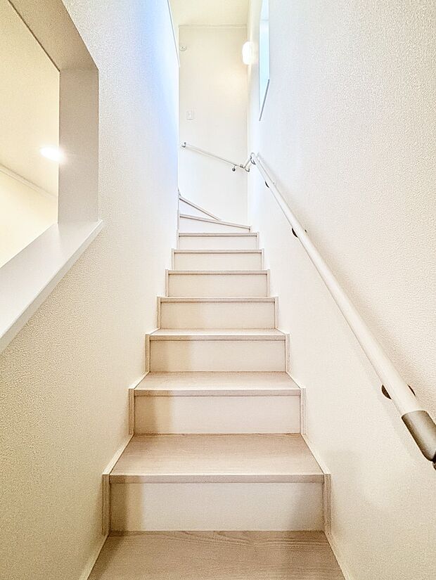 安全性を考慮し階段には手すりを設置しています