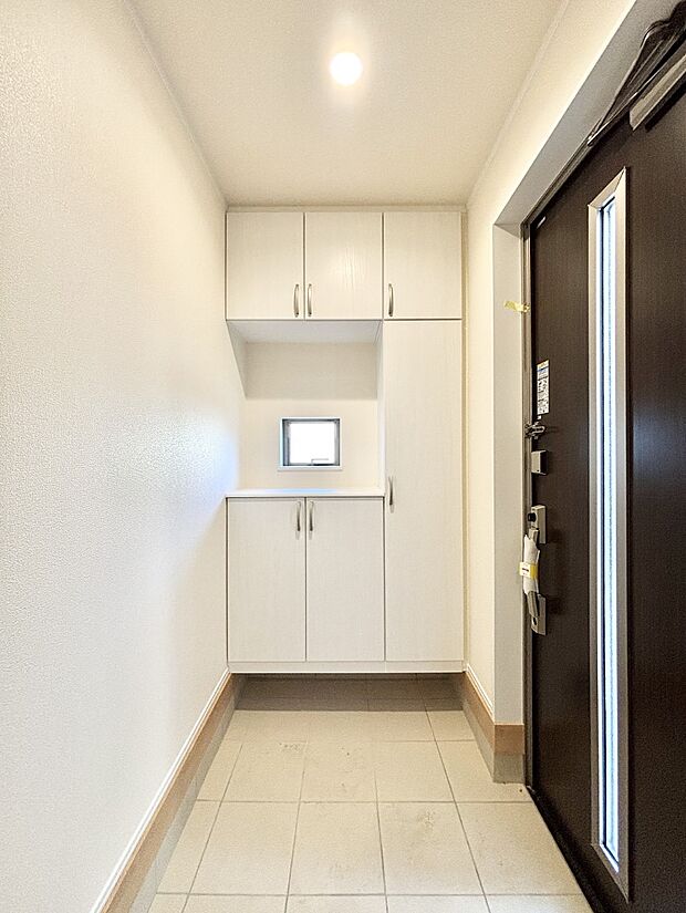 明るい玄関はお客様をお出迎えするのにぴったりです！ 