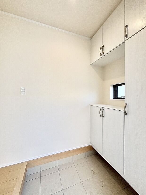 飾り棚を利用して、お越しいただくお客様をおもてなしできます。