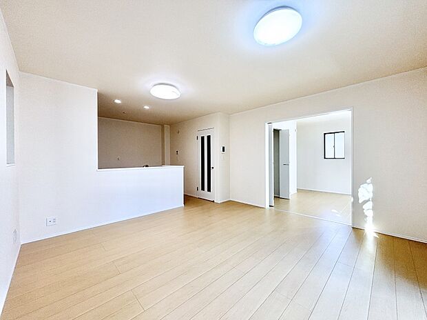 隣接の洋室を開放すればさらに広々空間に  