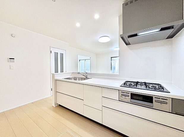 リビングを見渡せる人気のカウンターキッチン。 家族を見守りながら家事をすることができます。