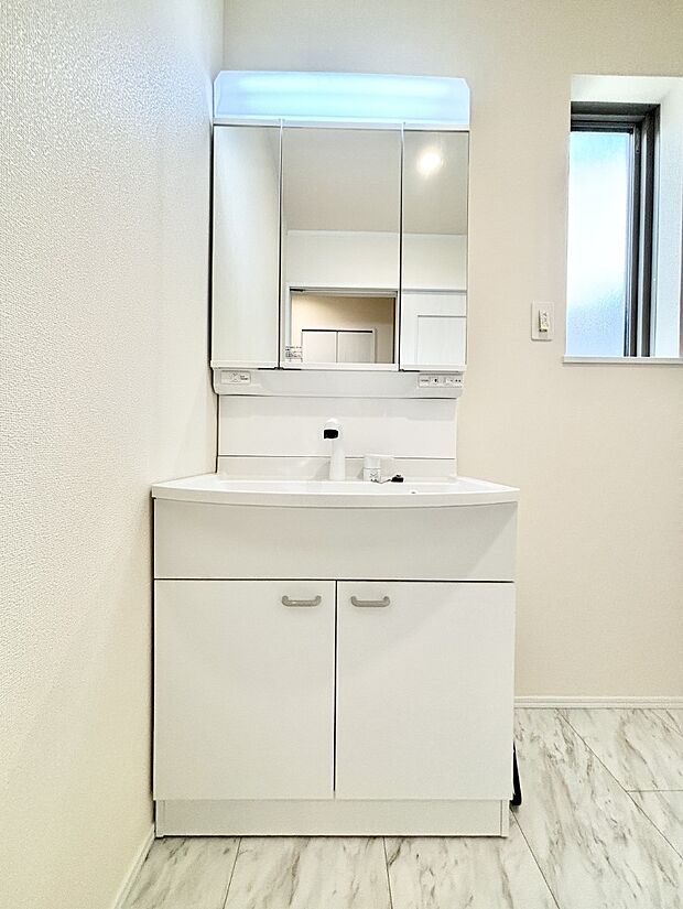 大きく見やすい三面鏡で清潔感ある洗面台は、身だしなみチェックや肌のお手入れにおすすめです。 