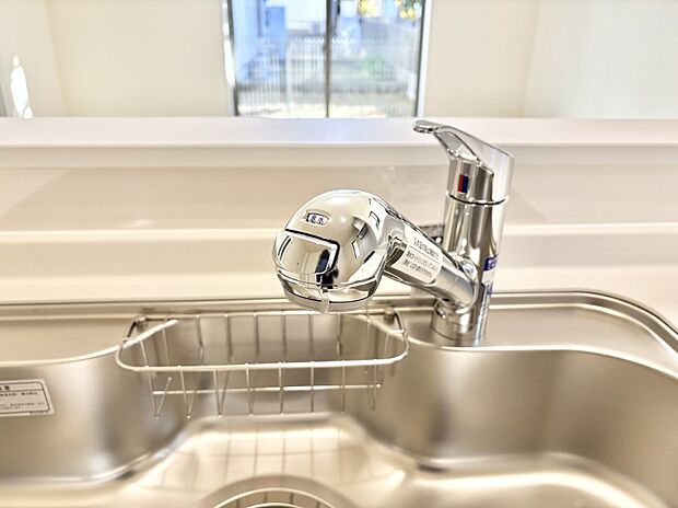 いつでも清潔なおいしいお水を。一つの水栓で水道水と浄水を使い分け。