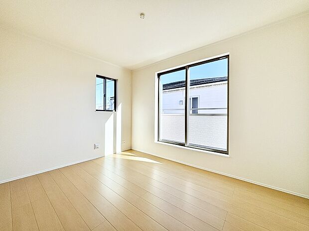 バルコニーが開放感をプラスしてくれる洋室  