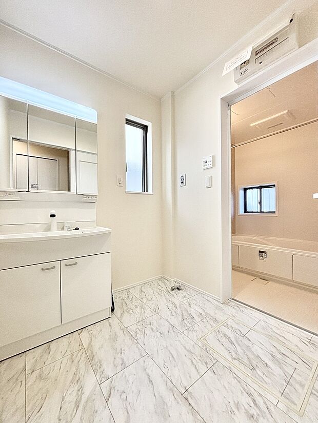 小窓がついているので湿気の多い場所でも換気が十分行えます。毎日の身支度を気持ち良く！