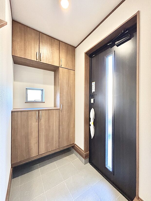 明るい玄関はお客様をお出迎えするのにぴったりです！ 