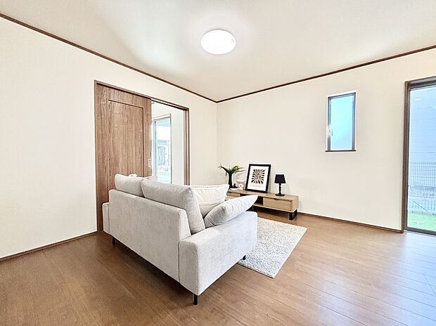 ナチュラルテイストの優しく柔らかい色使いのフローリングが素敵なリビングですね。