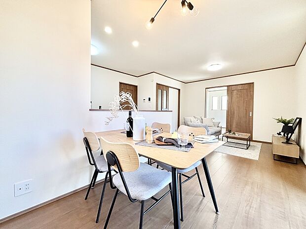 家族団らんの時間も増えそうなくつろぎのリビングダイニング。   