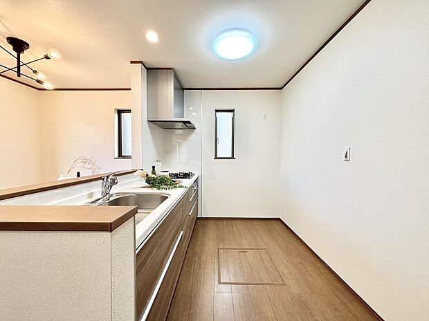 爽やかな風が通り抜けるキッチン。窓があるので明るく換気にも役立ちます。