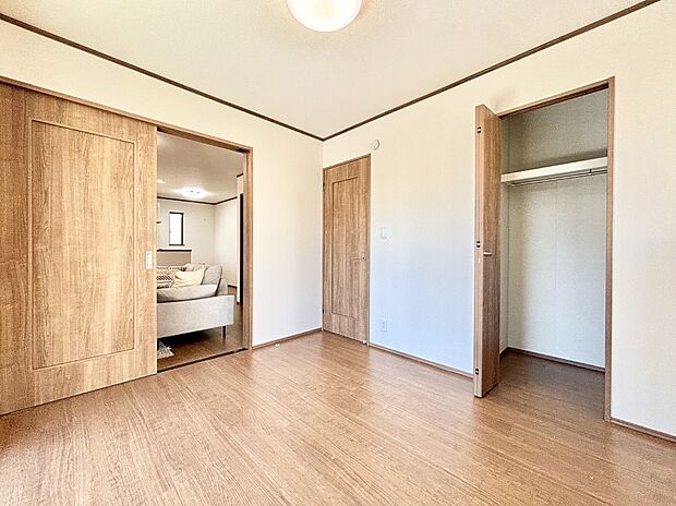 リビング横の洋室は引き戸を開ければリビングと一体に。閉じれば独立した洋室に。