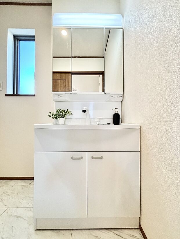 大きく見やすい三面鏡で清潔感ある洗面台は、身だしなみチェックや肌のお手入れにおすすめです。 