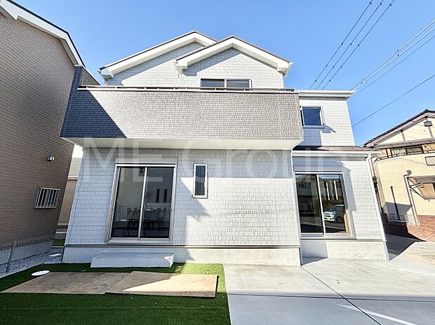 たっぷりの陽光と開放感に包まれる明るい住まい  