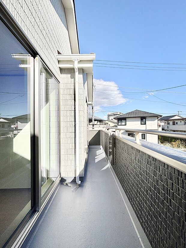 2部屋にまたがるバルコニー。晴れた日には洗濯物も気持ちよく干せそうですね。