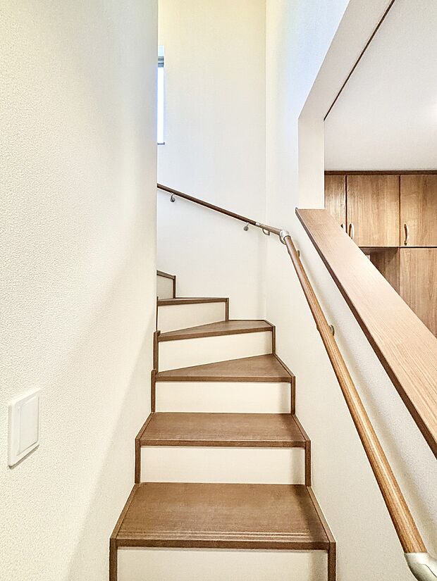 階段は手すり付きなので小さなお子さまやご高齢の方も安心です  