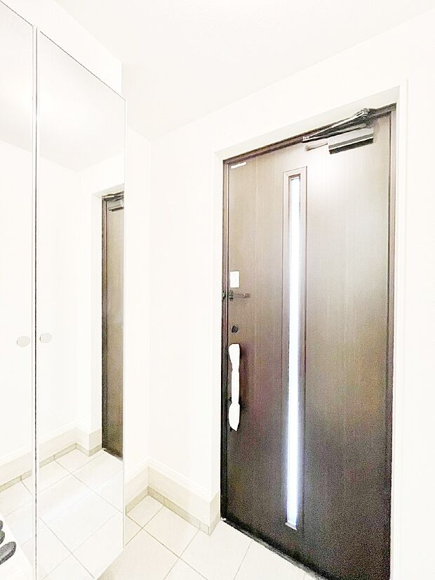 ガラススリットの入った玄関ドアが室内に光を届けてくれます