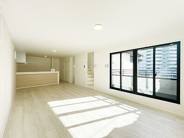 ご家族の賑やかな話し声で包まれる明るいリビング