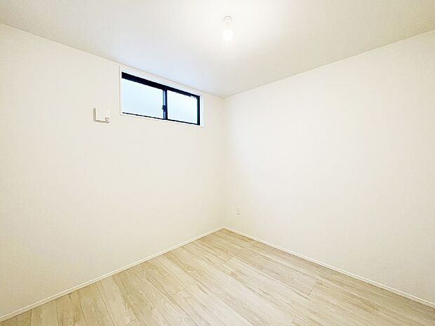 窓からのやさしい光が心地よいプライベートルーム