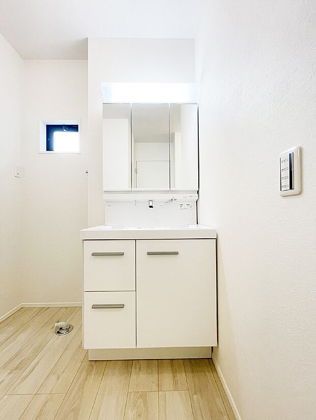 収納力と機能性に優れた洗面化粧台