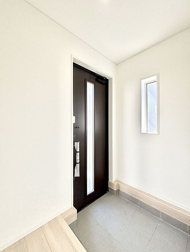 明るい玄関はお客様をお出迎えするのにぴったりです！ 