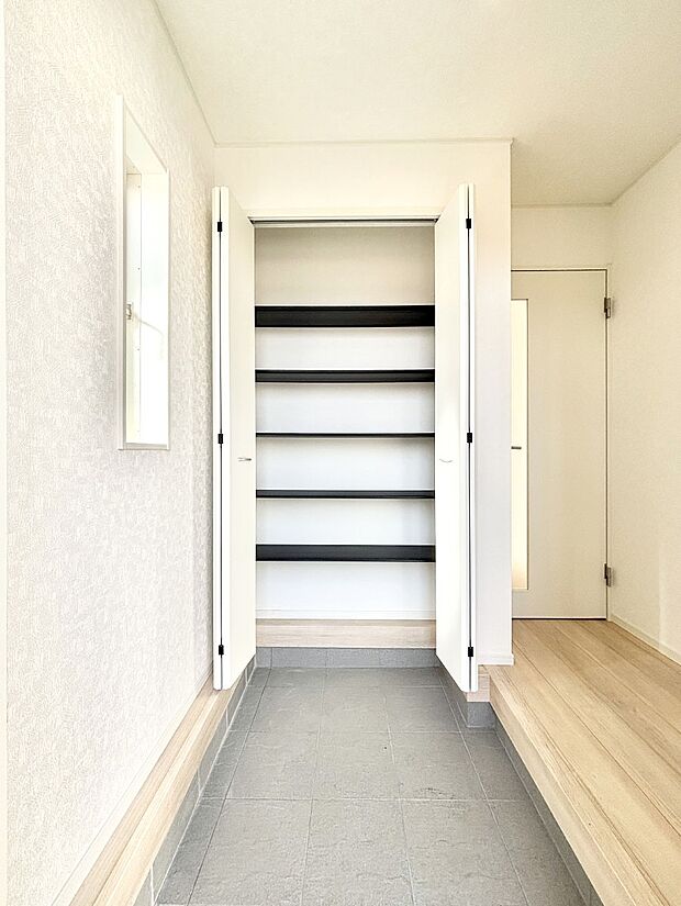 家族の帰宅やお客様をあたたかく迎える玄関  