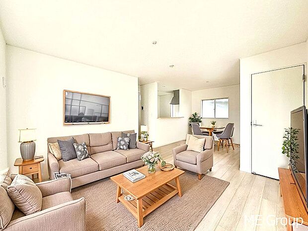 ご家族の賑やかな話し声で包まれる明るいリビング  ※家具はCGです