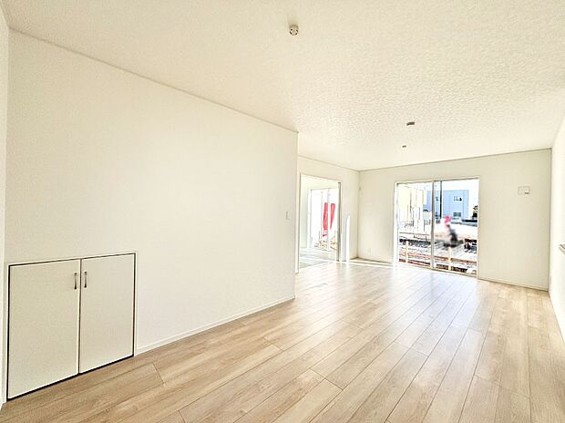 大きな窓からたっぷりの陽光と風を感じられるリビング