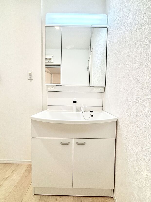 大きく見やすい三面鏡で清潔感ある洗面台は、身だしなみチェックや肌のお手入れにおすすめです。 