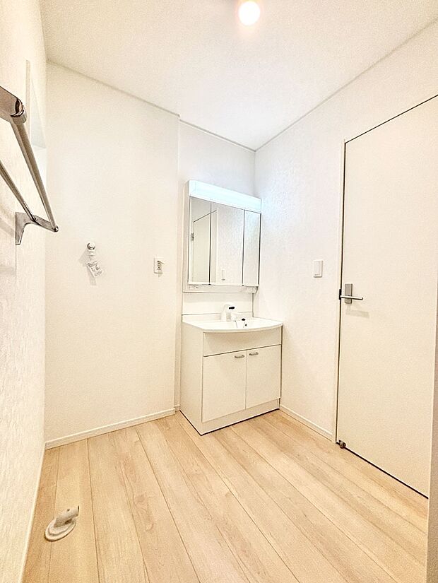 明るい洗面所は毎朝の身支度も楽しくできちゃいそうです。