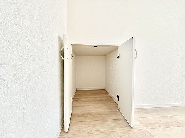 日用品のストックや水などの備蓄に使える階段下収納。