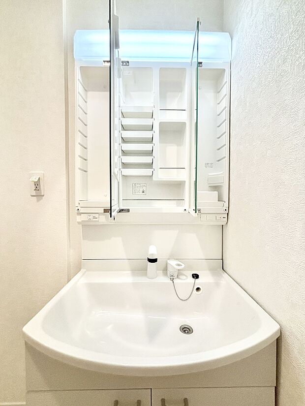 三面鏡の裏に、化粧品や衛生用品などを収納可能。洗面台をすっきりと保ちます！