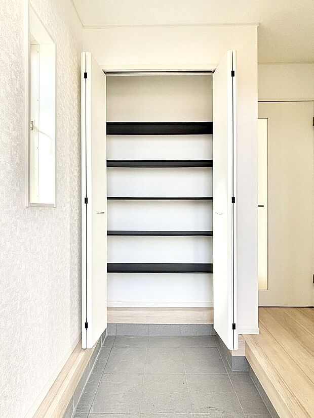 たっぷり収納できるシューズボックスで家族全員の靴も、玄関すっきり。