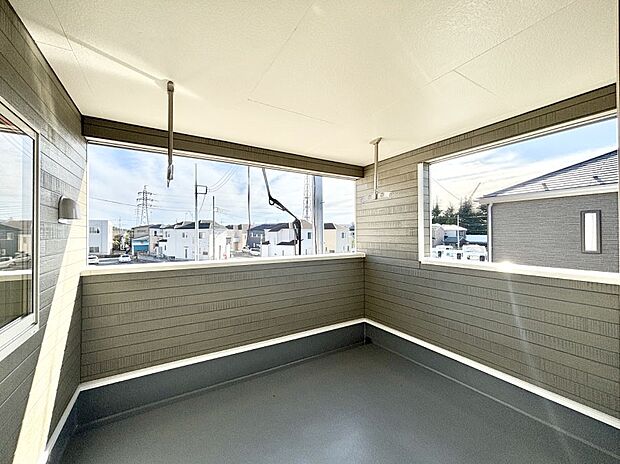 ゆったりバルコニーだから沢山お洗濯ものを干せます。