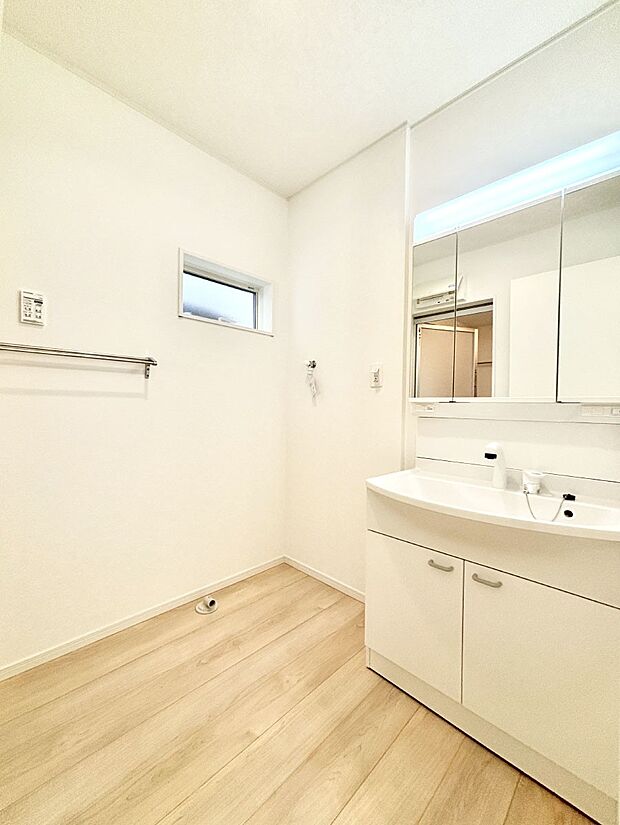 清潔感のある快適空間です。毎日の身支度も気持ち良くお使い頂けます。 