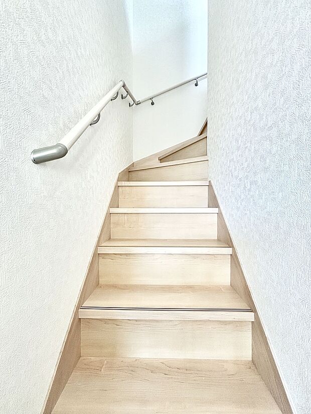 安全性を考慮し階段には手すりを設置しています