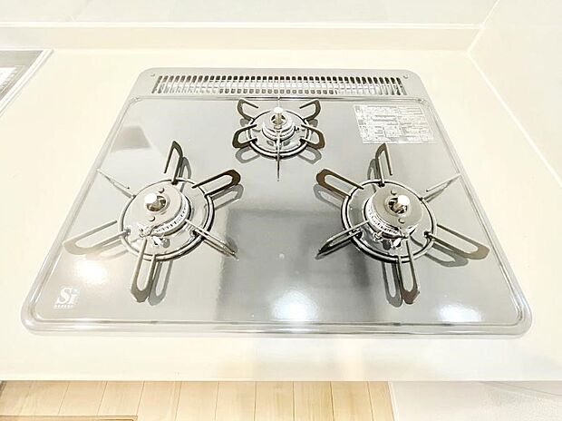 ガスコンロはＳｉセンサー搭載。火力調節や焦げ付き・消し忘れも防いでくれます。