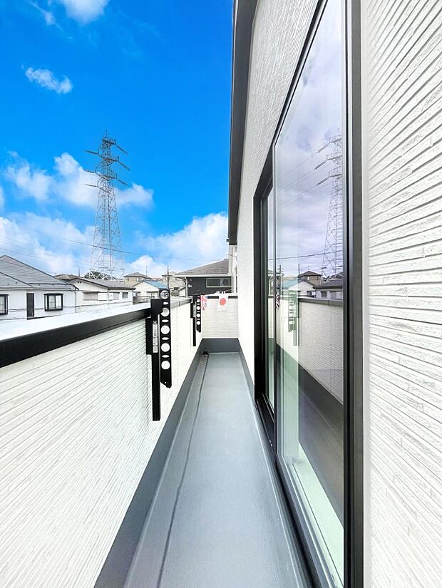 暖かな陽光が降り注ぐバルコニーはお洗濯におすすめ。爽やかな風も心地よいです。 