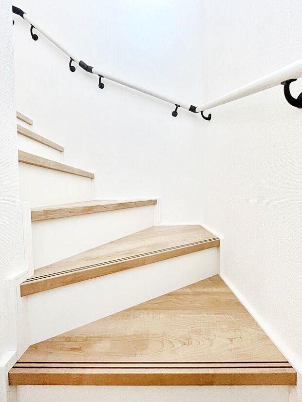 小さなお子様やご年配の方に嬉しい配慮!階段には手摺付きです。