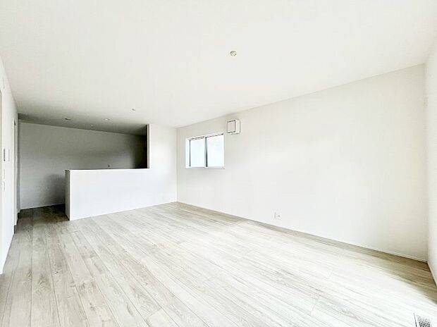 ご家族の賑やかな話し声で包まれる明るいリビング