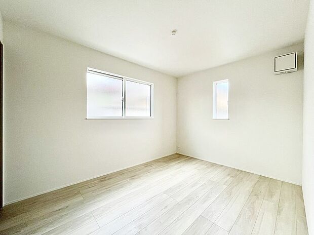 窓からのやさしい光が心地よいプライベートルーム