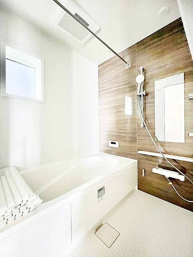 一日の疲れを癒してくれる明るい清潔感のあるバスルーム