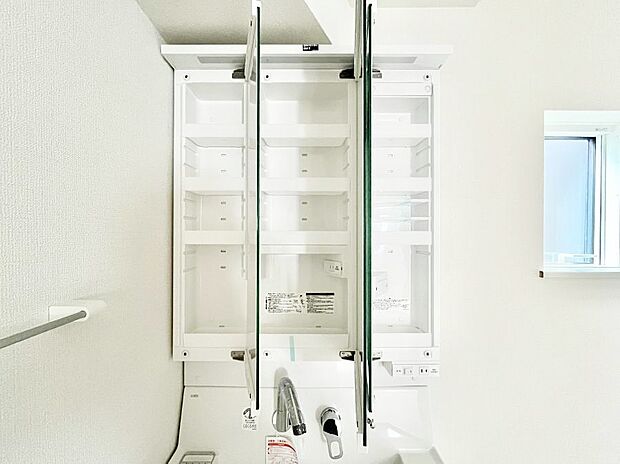 三面鏡の裏に、化粧品や衛生用品などを収納可能。洗面台をすっきりと保ちます！