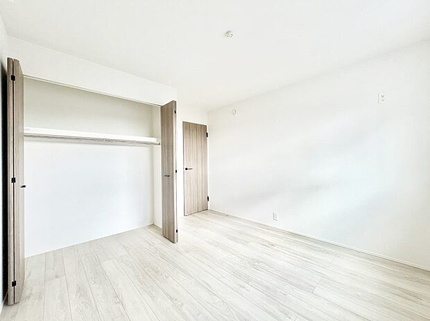 やさしい光がさしこむ居室はしっかり収納付き