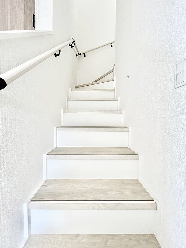 階段は手すり付きなので小さなお子さまやご高齢の方も安心です